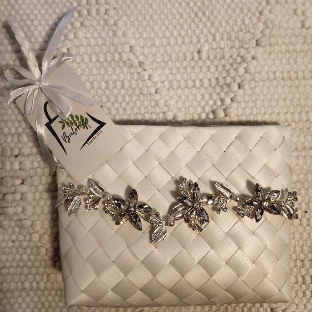 Elegant White Floral Clutch